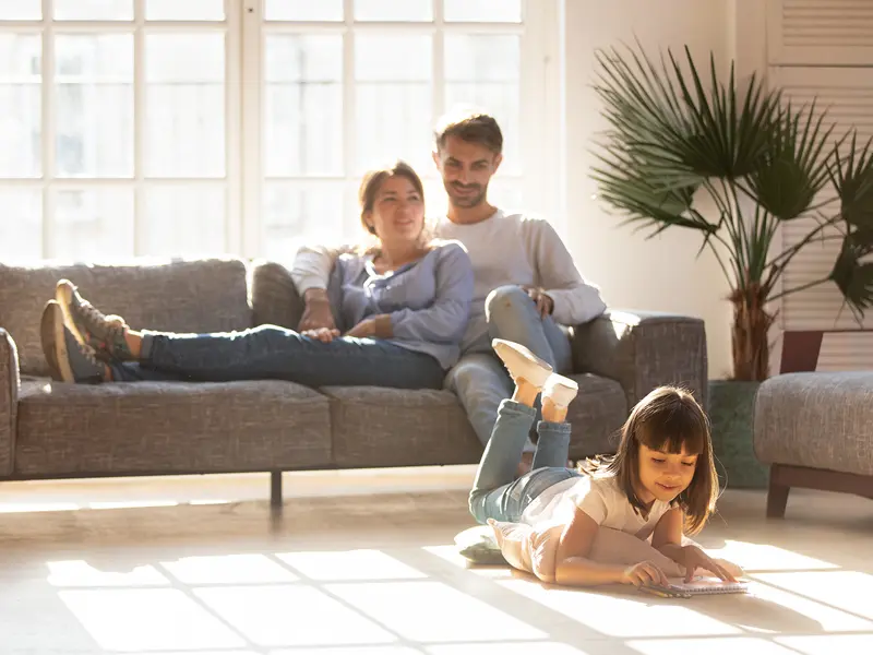 Une famille profite de son salon